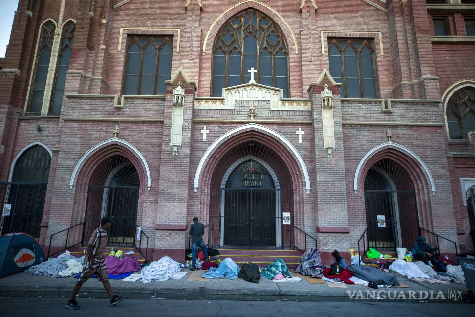 $!En esta imagen tomada el martes 9 de mayo de 2023, migrantes se despiertan en un campamento ante la iglesia del Sagrado Corazón en el centro de El Paso, Texas.