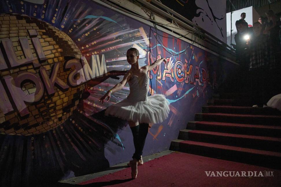 $!Una bailarina de ballet calienta durante la grabación del programa navideño “Bailando con las Estrellas” en Kiev, Ucrania.