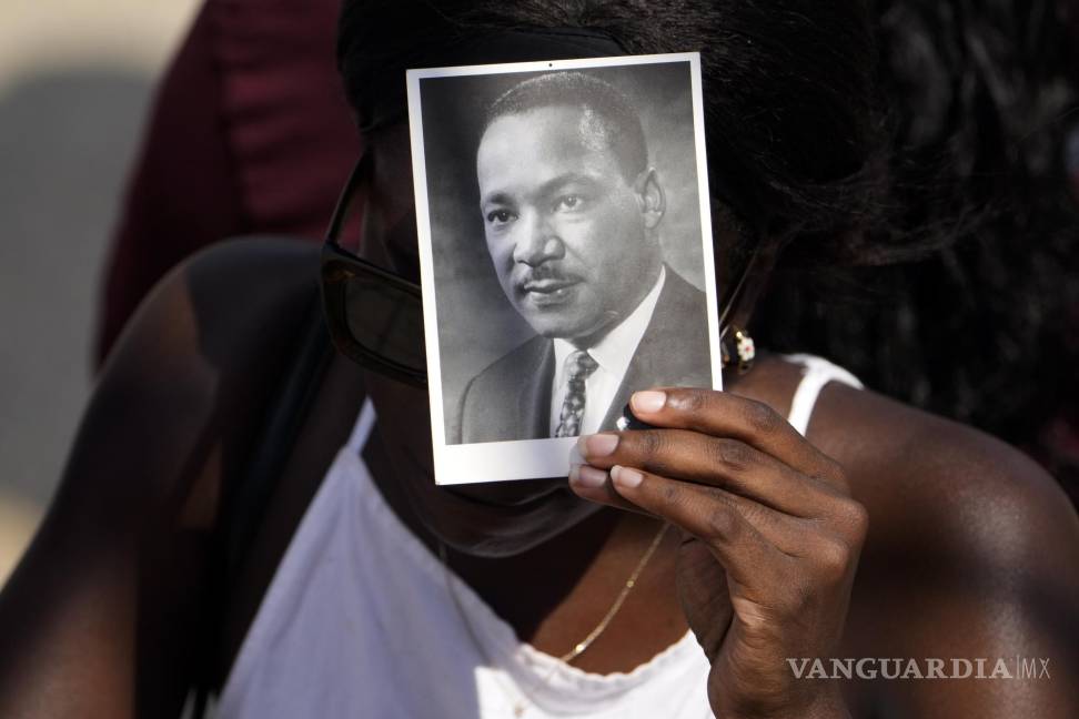 $!En el Memorial a Lincoln, decenas de manifestantes portaron imágenes de Martin Luther King Jr.