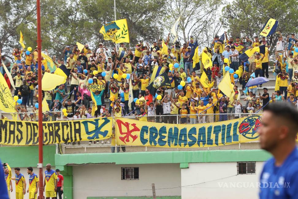 $!A pesar de la lluvia, el Estadio Olímpico lució lleno con afición vestida de azul crema y rojo.
