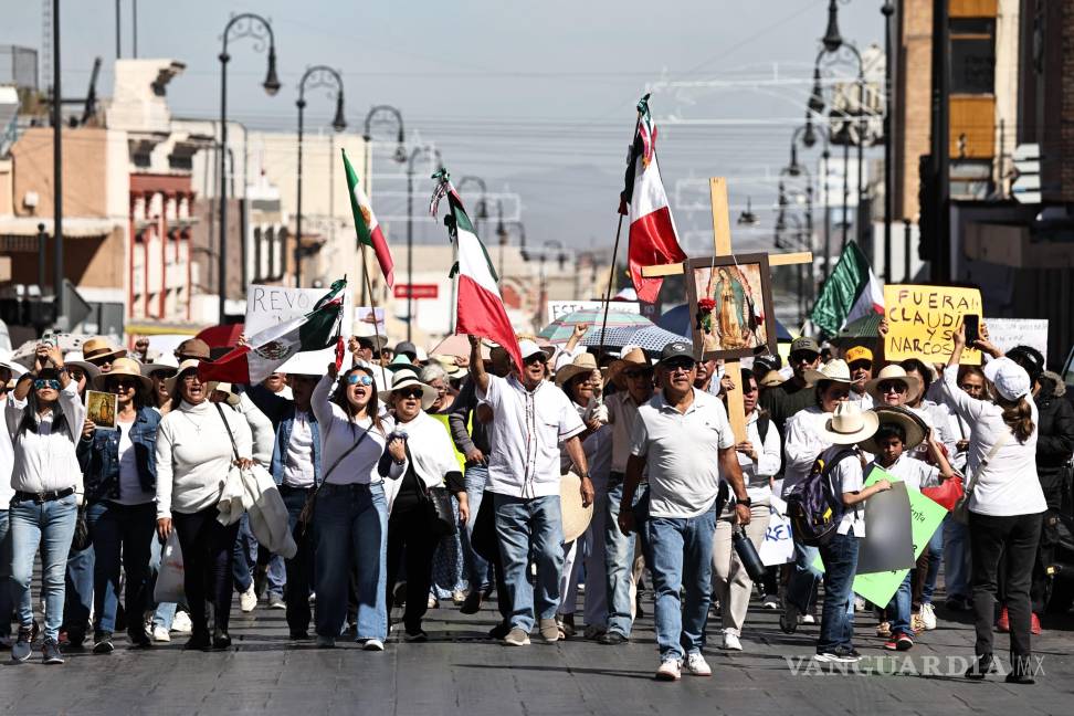 $!Con pancartas y consignas, asistentes reclamaron justicia por el caso de Carlos Manzo y exigieron mayores acciones de seguridad en distintas regiones del país.