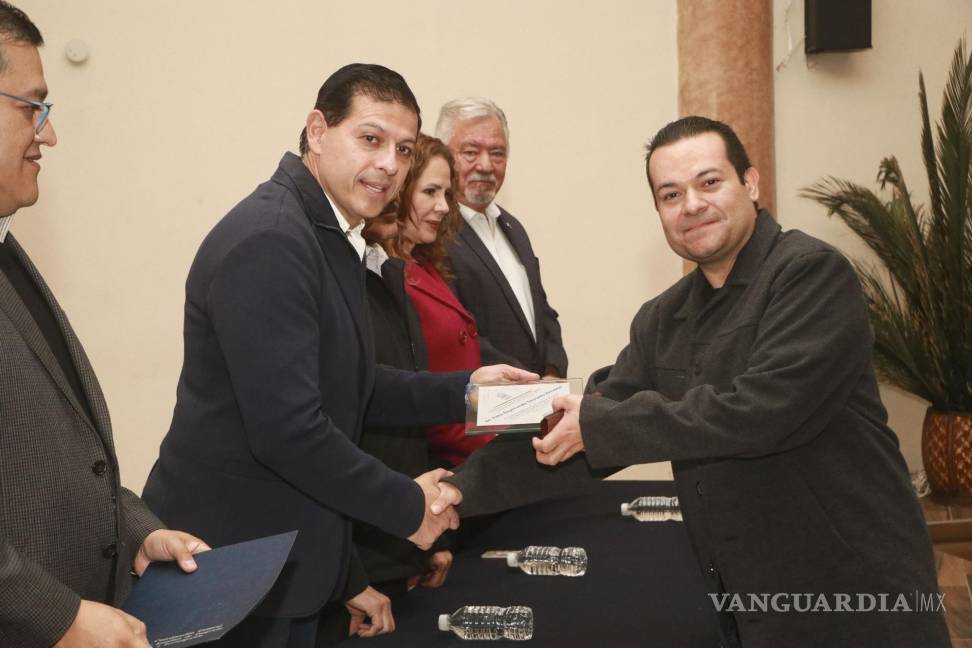 $!Quienes recibieron el reconocimiento son alumnos o investigadores de excelencia.