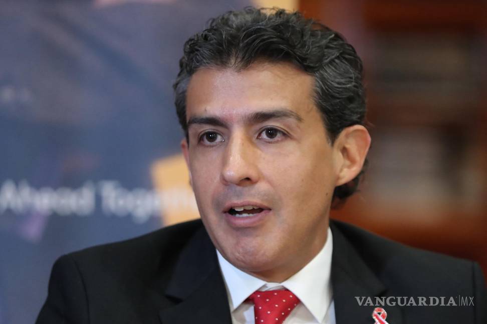 $!El gerente de Defensa del Paciente de Asuntos Gubernamentales en GSK México, Rafael Polanco en una rueda de prensa en el Museo Franz Mayer.