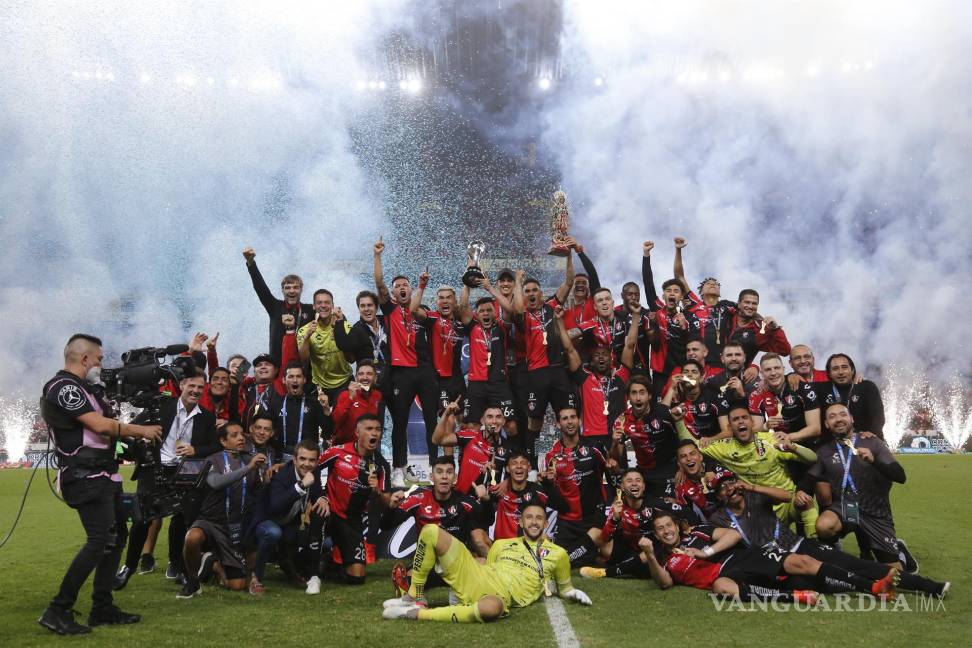 $!Jugadores de Atlas celebran luego de que el equipo se coronara campeón del Torneo Apertura 2021 del fútbol mexicano tras vencer a León. EFE/Francisco Guasco