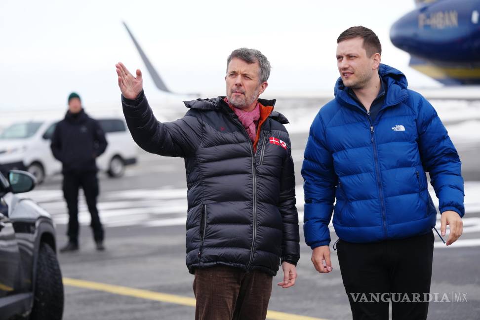 $!El rey Federico X de Dinamarca (i) llegó a Groenlandia, un territorio semiautónomo que Donald Trump, quiere anexar debido a su estratégica ubicación en el Ártico.