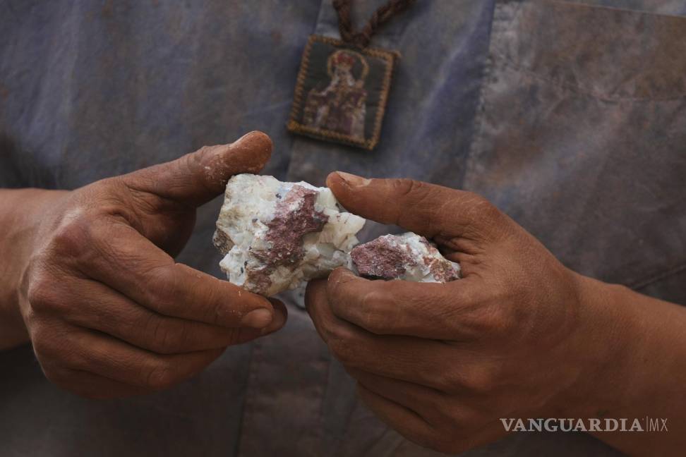$!Hugo Flores analiza una roca recién extraída de la mina de San Joaquín, Querétaro.