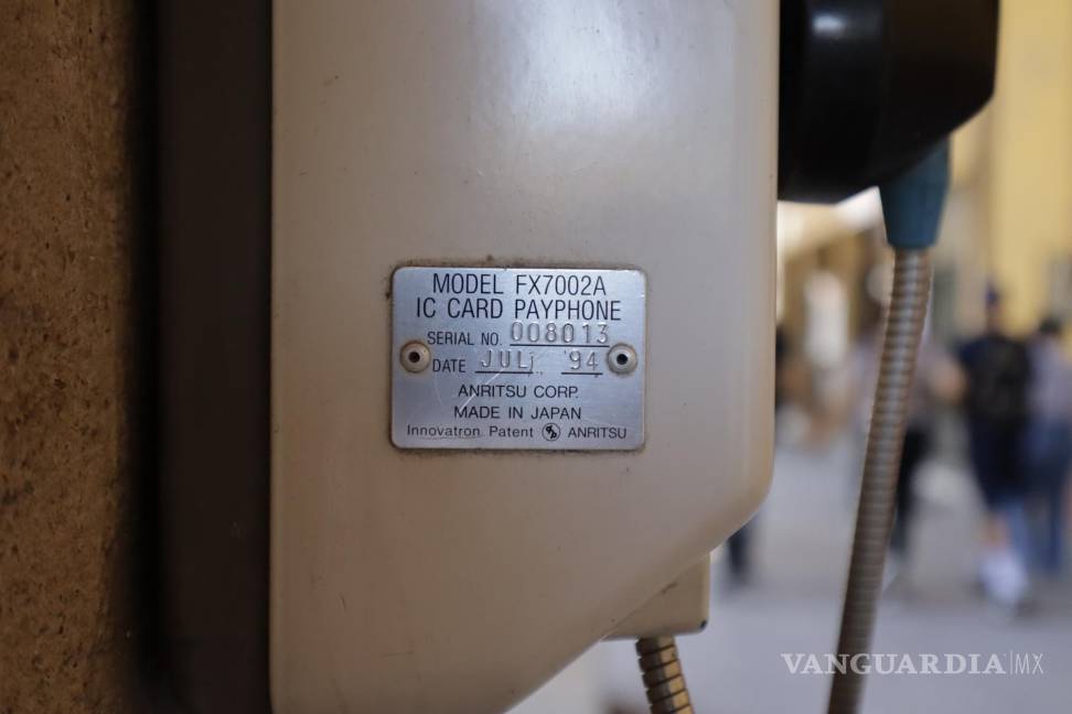 $!Una placa que dicta “JUL 94”, han envejecido 28 años las cabinas de teléfonos.