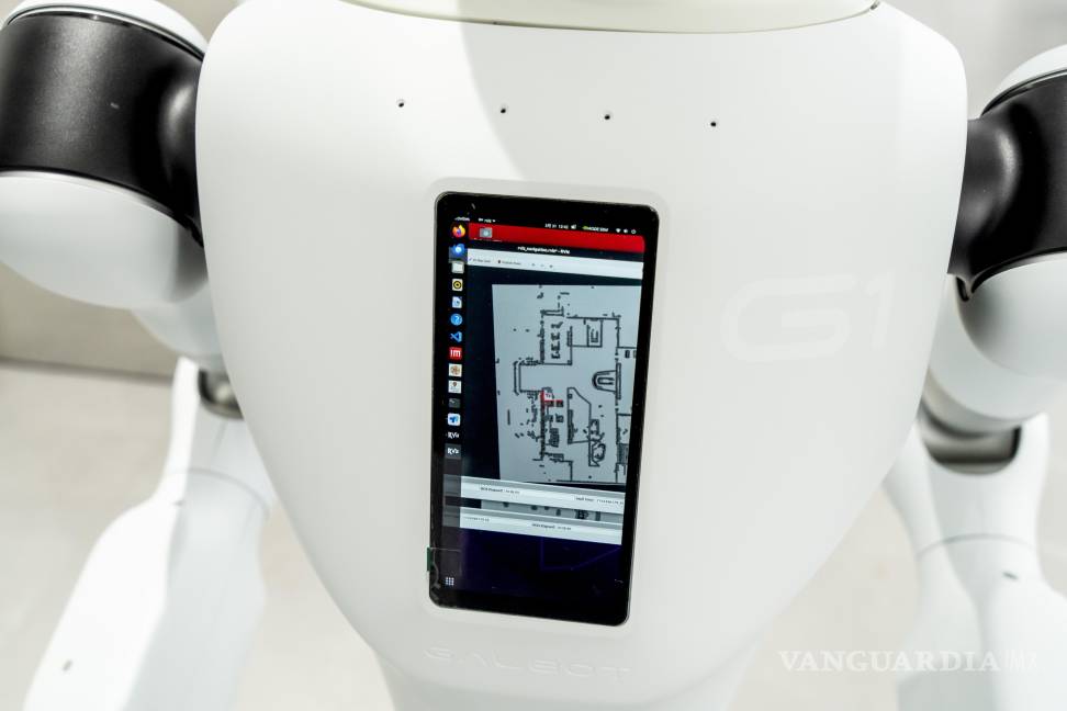 $!Una pantalla de un robot entrenado para saludar a los visitantes en la planta de ensamblaje de automóviles eléctricos Zeekr en Ningbo.