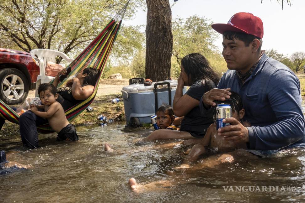 $!Para refrescarse, los sonorenses recurrieron a los afluentes para darse un respiro de la ola de calor.