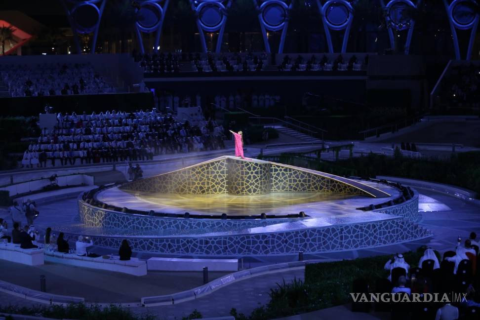 $!Una bailarina se presentan en el centro de espectáculos de Al Wasl Plaza en el sitio de la EXPO durante la ceremonia de apertura oficial de la EXPO 2020, Dubai, Emiratos Árabes Unidos. EFE/EPA/Ali Haider