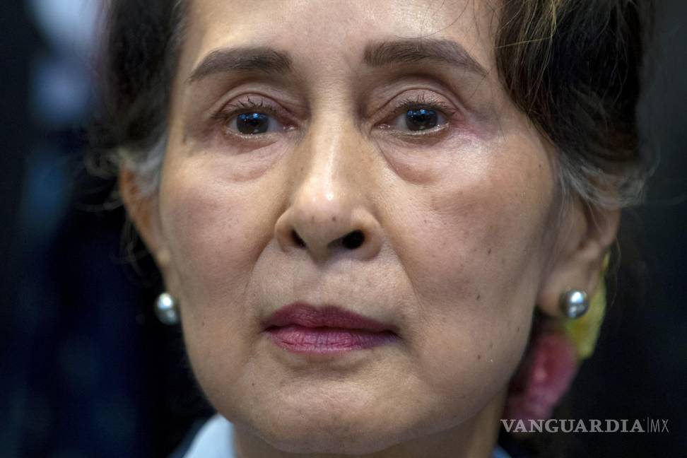$!El juicio de la líder derrocada de Myanmar, Aung San Suu Kyi, por cargos de corrupción, comenzará el 1 de octubre en la capital, Naypyitaw, miembro de su equipo legal. AP/Peter Dejong