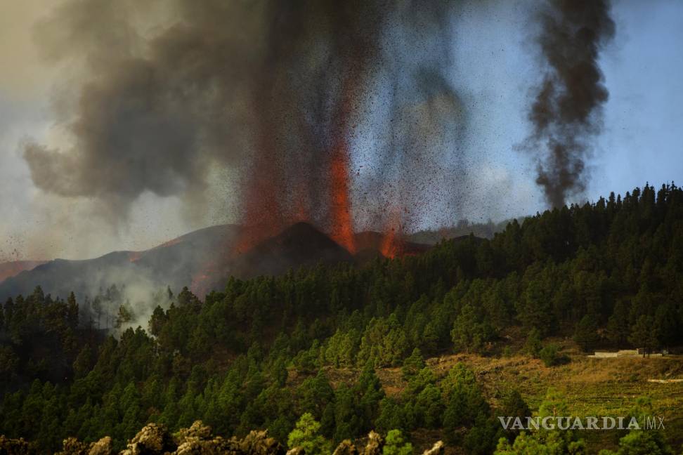 $!Flujos de lava de la erupción de un volcán en la isla de La Palma en Canarias, España. AP/Jonathan Rodriguez