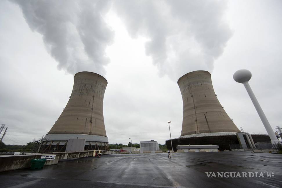 $!Esta foto de archivo del 22 de mayo de 2017 muestra torres de enfriamiento en la planta de energía nuclear de Three Mile Island en Middletown, Pensilvania.