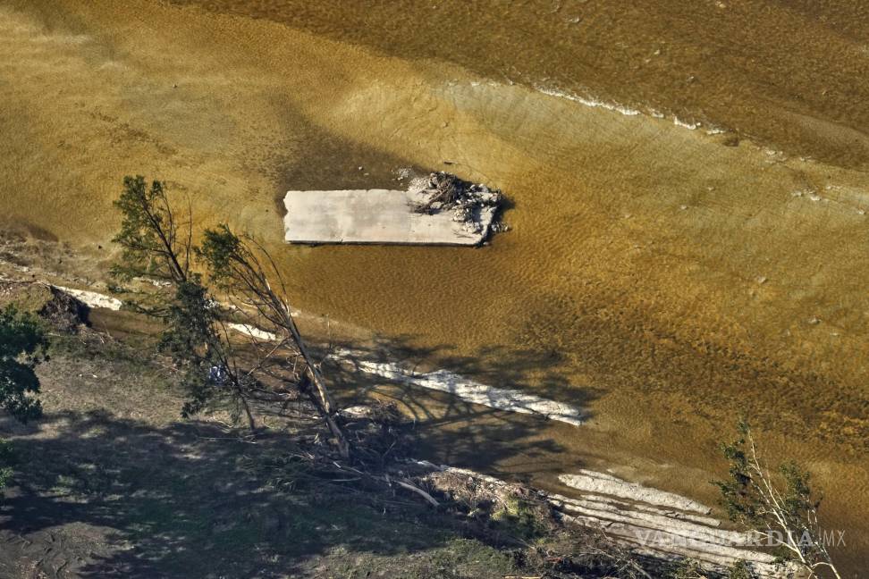 $!Fotografía aérea de una sección rota de la carretera debido a las inundaciones en el condado de Kerr, Texas. En este la lista de fallecidos alcanzó los 96.
