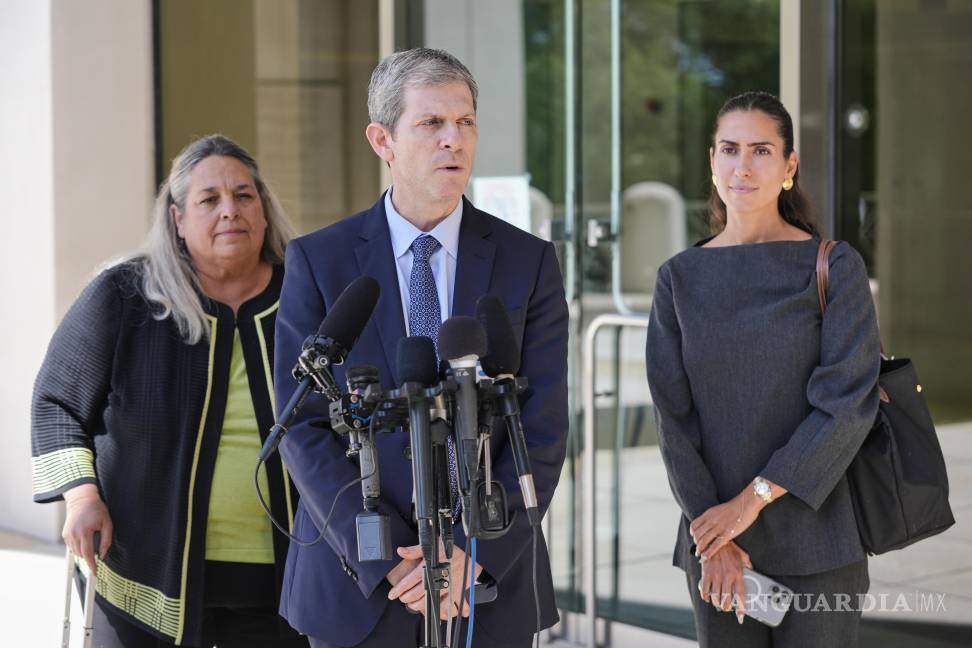 $!David Oscar Markus, abogado de Ghislaine Maxwell (centro), habla durante una conferencia de prensa frente al juzgado federal en Tallahassee, Florida.