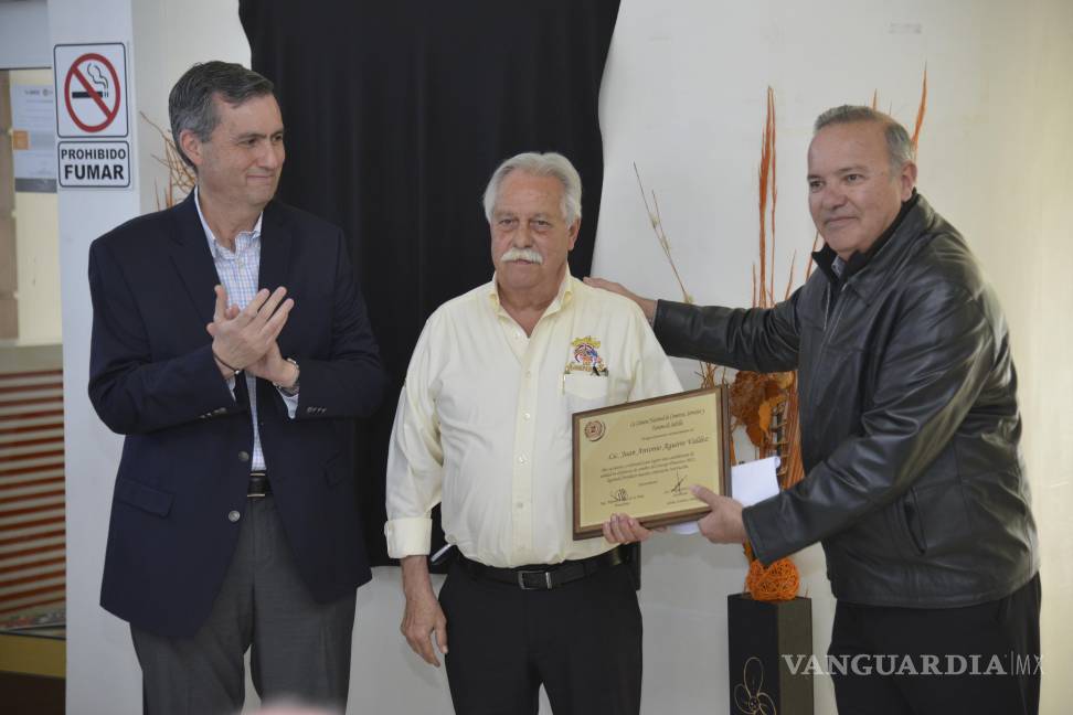 $!Juan Antonio Aguirre Valdez recibiendo el reconocimiento.