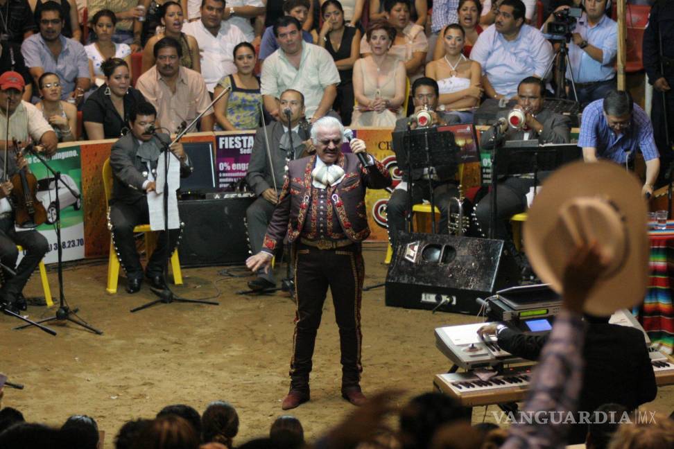 $!29 de abril de 2007. Vicente Fernández en su presentación en el palenque de gallos de la Expo Feria en Villahermosa, Tabasco. Cuartoscuro/Carlos Canabal