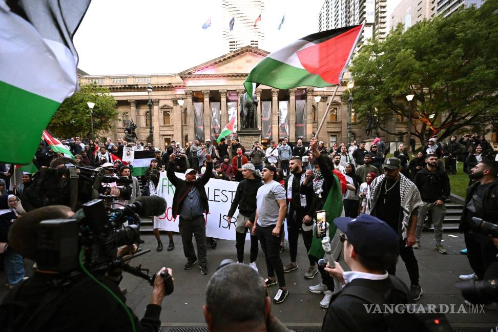 $!Personas participa en una manifestación contra la ocupación de territorios palestinos y el conflicto entre Israel y Hamás en Melbourne, Australia.