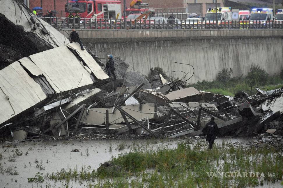 $!Se desploma un puente en Génova y varios vehículos caen al vacío (Fotogalería)