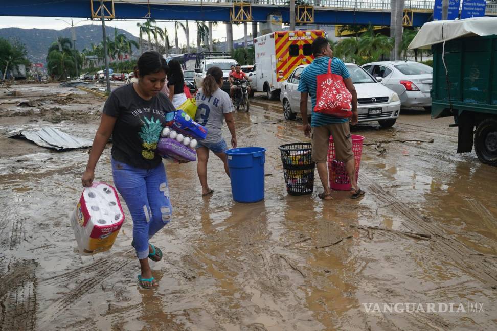 $!La gente saquea una tienda de comestibles después de que el huracán Otis arrasara Acapulco, Guerrero (México).