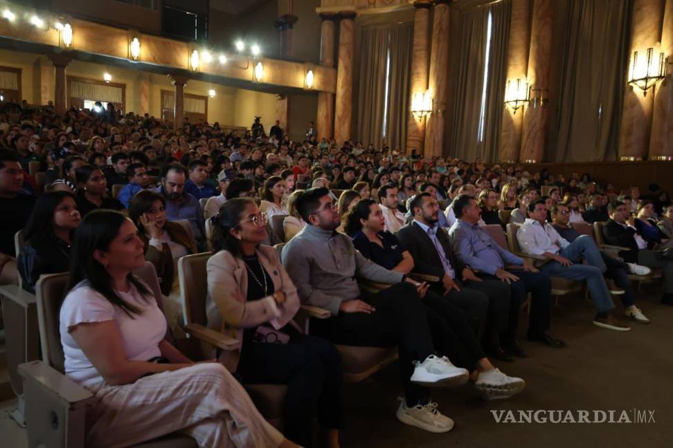 $!El evento contó con la presencia de autoridades y académicos, entre ellos Nayeli Mery González, directora del Ateneo Fuente de la UAdeC, y Roberto Cárdenas Zavala, director del DIF Saltillo.