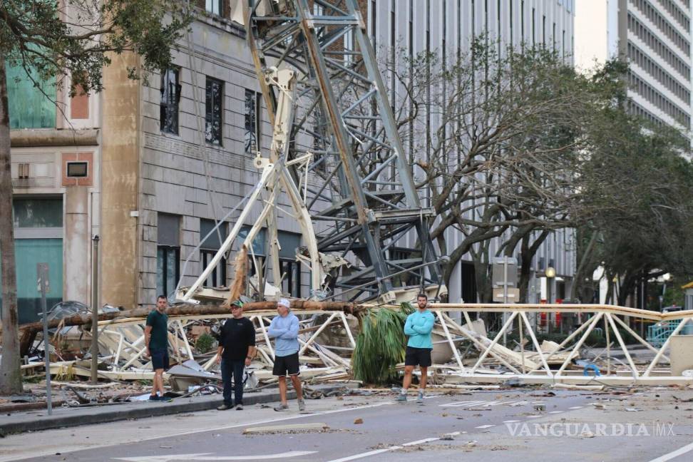 $!Una grúa de construcción cayó sobre un edificio de oficinas que alberga la sede del Tampa Bay Times, después del huracán Milton