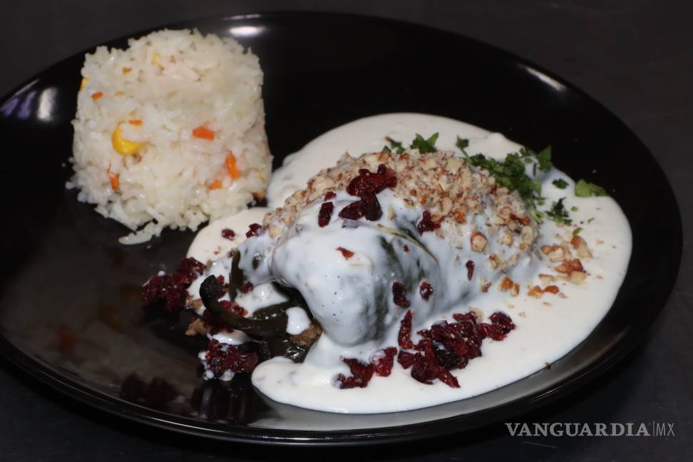 $!El segundo tiempo fue un platillo llamado “Chile Relleno Don Algón”, el cual contiene un dulce de carne, bañado en salsa de queso de cabra y nuez.