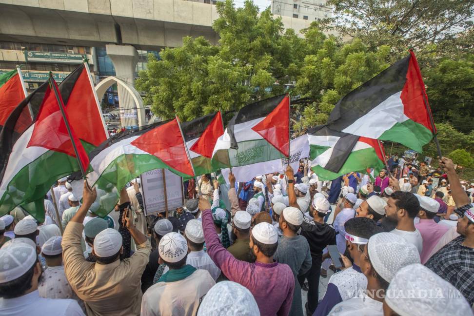 $!Activistas bangladesíes protestan en solidaridad con el pueblo palestino en la mezquita Baitul Mukarram en Dhaka, Bangladesh.