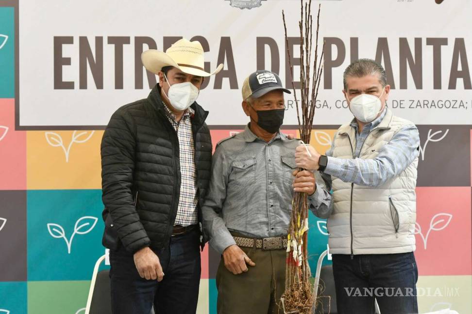 $!Gobierno de Coahuila entrega apoyo a productores de San Antonio de las Alazanas