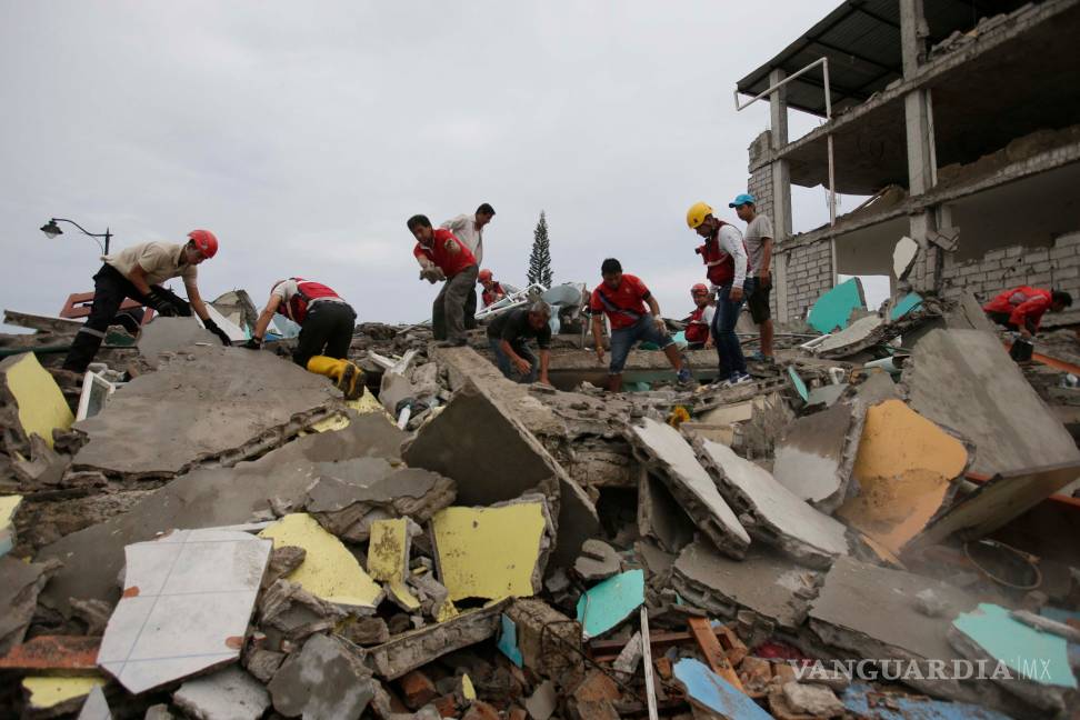Sube a 238 la cifra de muertos por sismo en Ecuador