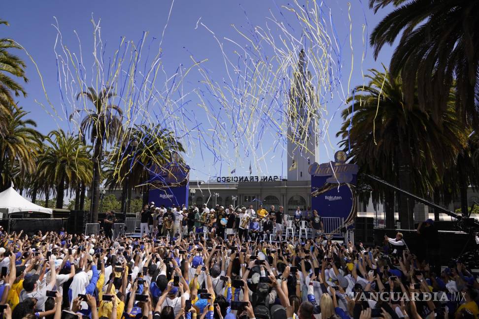 $!Los Warriors de Golden State posan para una foto de grupo antes del inicio del desfile de celebración en San Francisco.