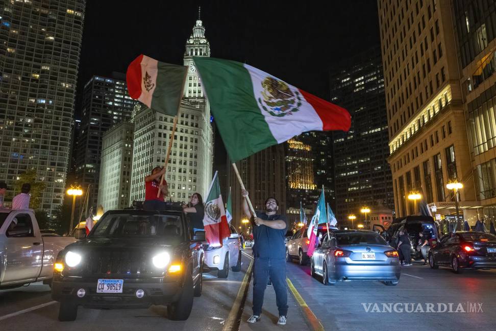 $!Un mexicano ondea la bandera de México celebra el Día de la Independencia de México en una avenida cerca de The Loop en Chicago.