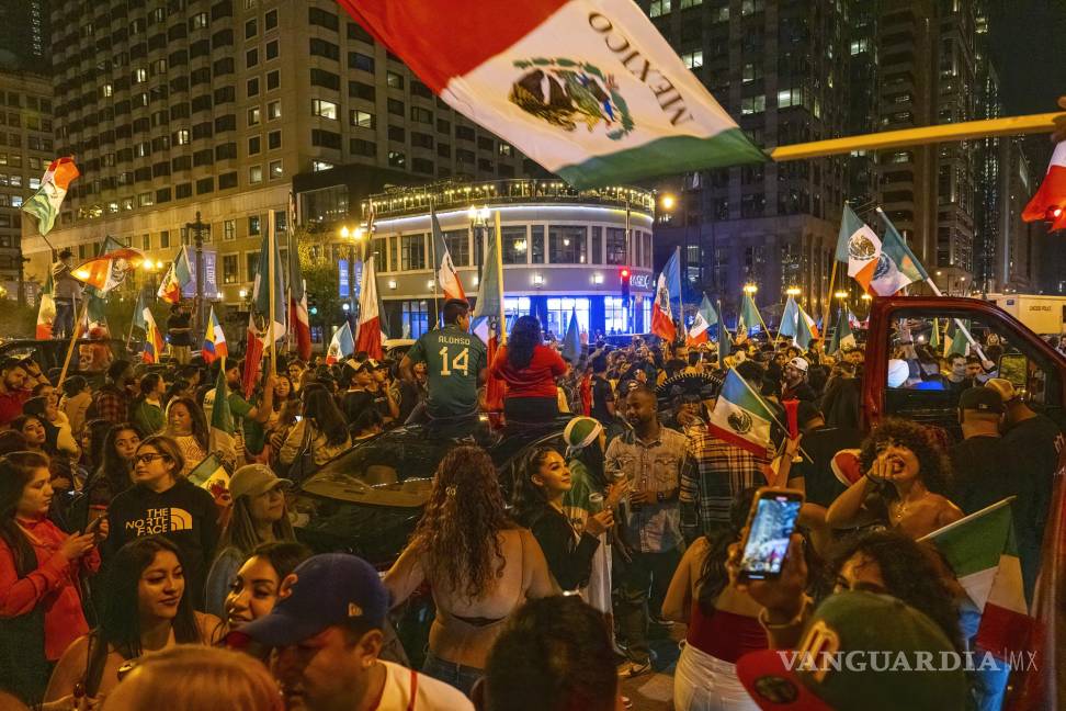 $!Mexicanos que viven en Chicago, festejaron con banderas el Día de la Independencia de México cerca de The Loop.