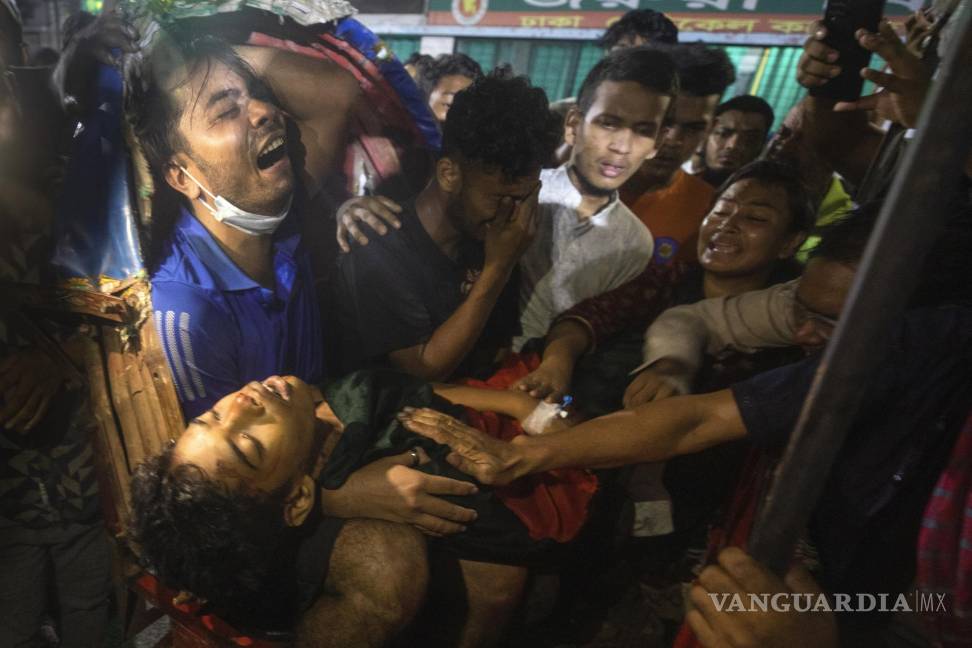 $!La gente llora mientras el cadáver de un hombre, que fue asesinado durante las protestas antigubernamentales en Bangladesh, es llevado a un hospital en Dhaka.