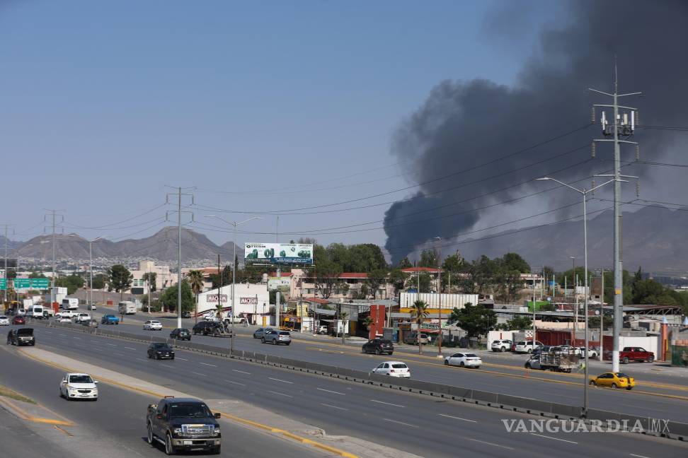 $!Las labores de combate al incendio en la recicladora continúan con el apoyo coordinado de diversas corporaciones y empresas, buscando controlar completamente el siniestro.