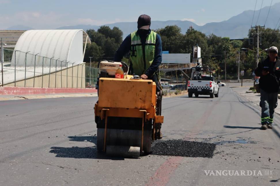 $!Trabajadores realizan labores de bacheo para mejorar la movilidad en Saltillo.
