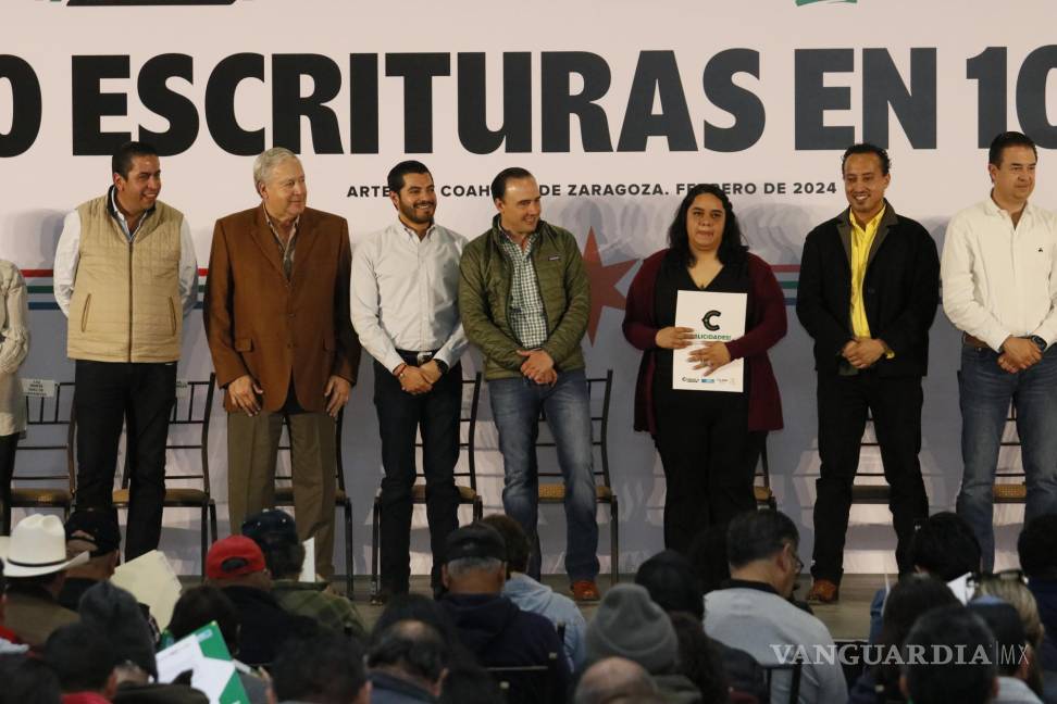 $!El gobernador Manolo Jiménez Salinas, acompañado por alcaldes y legisladores, encabezaron la ceremonia de entrega de escrituras en Coahuila, reafirmando el compromiso del gobierno con la seguridad y estabilidad de sus ciudadanos.