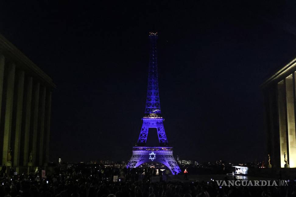 $!La Torre Eiffel se ilumina con los colores de la bandera israelí durante una manifestación en apoyo de Israel en París, Francia.