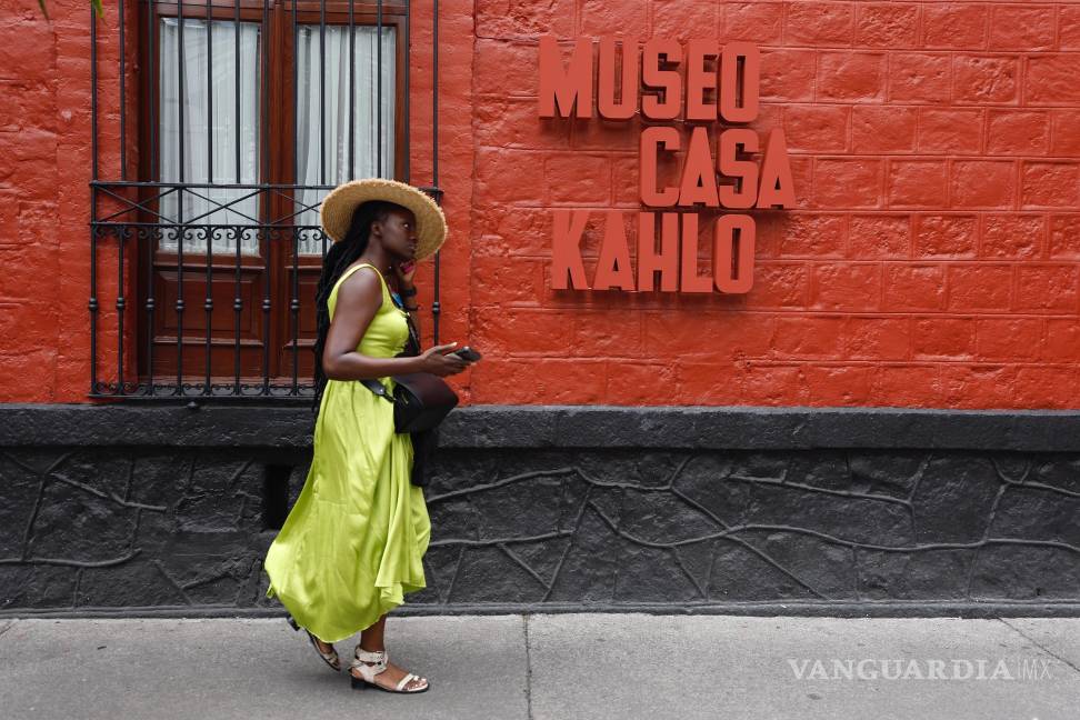$!Una mujer camina frente al 'Museo Casa Kahlo' este jueves, en Ciudad de México (México). La familia de Frida Kahlo (1907-1954) abre las puertas al público de la que fue la casa de los padres de la artista mexicana.