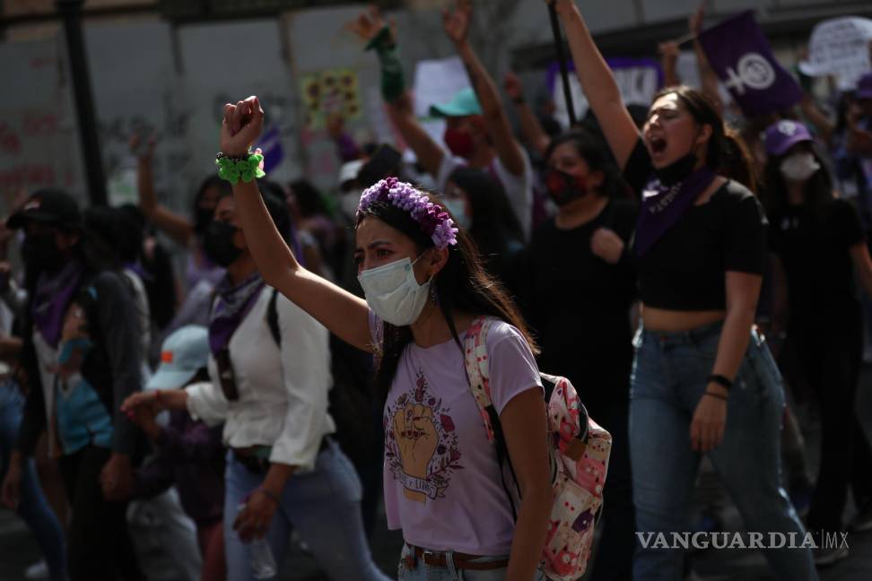 $!Activistas protestan durante las manifestaciones en el marco del Día Internacional de la Mujer ayer, en el Zócalo de la Ciudad de México. EFE/Sáshenka Gutiérrez