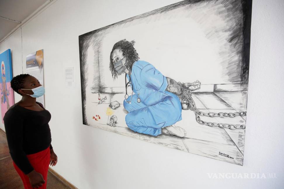 $!Una mujer mira una pintura sobre COVID-19 en la Galería Nacional de Arte en Harare, Zimbabwe. EFE/EPA/Aaron Ufumeli