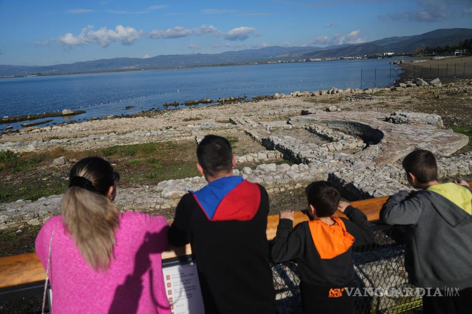 $!Visitantes observan las excavaciones de la antigua Basílica Cristiana de San Neófito, de la época bizantina, en Iznik, también conocida como Nicea.