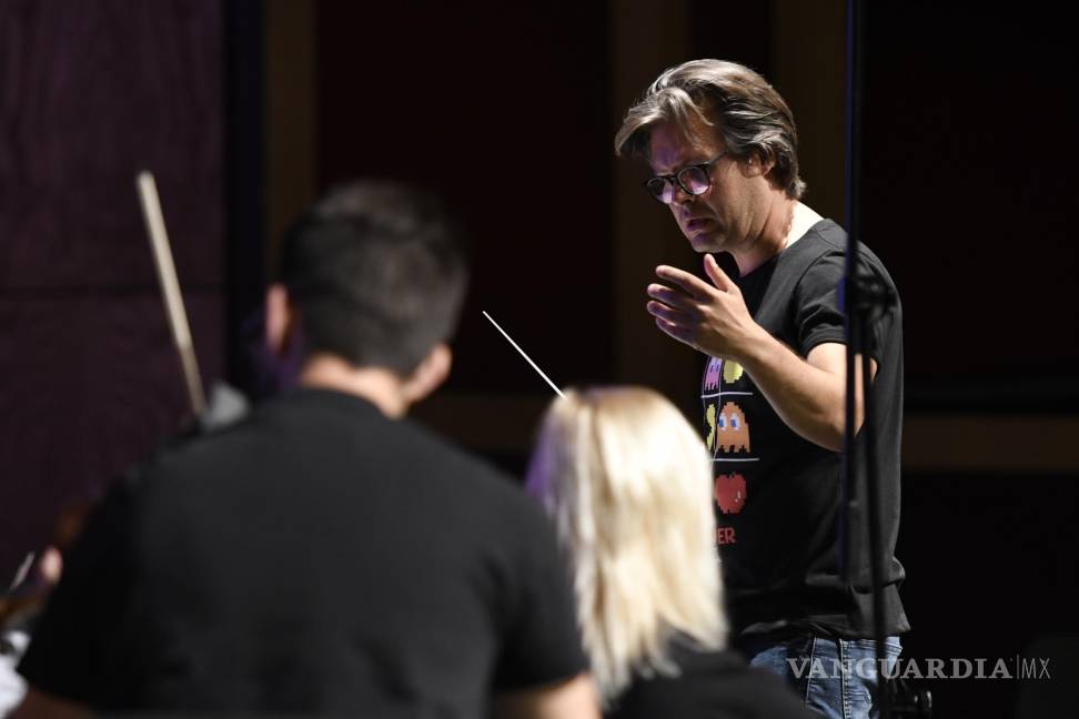 $!Natanael Espinoza, al frente de la Orquesta Filarmónica del Desierto, quienes vistieron de manera casual, con camisetas alusivas a los videojuegos.