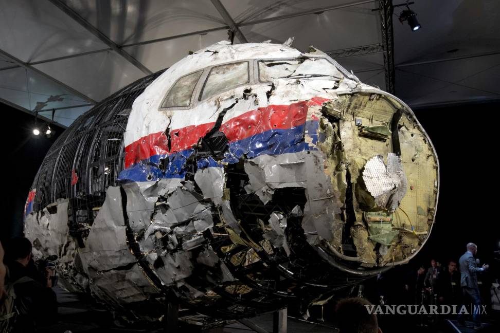 $!Imagen del martes 13 de octubre de 2015 que muestra los restos recuperados del Vuelo MH17 de Malaysia Airlines. AP/Peter Dejong