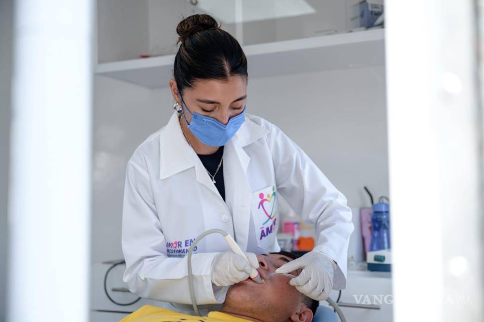 $!Con el programa Amor en Movimiento, el DIF Saltillo ofreció consultas médicas, dentales y psicológicas, además de servicios de nutrición y optometría.