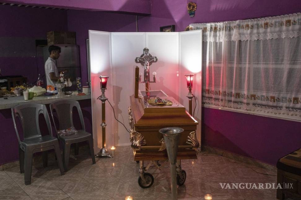 $!Los restos de la periodista Yesenia Mollinedo Falconi yacen durante su velatorio en la casa.