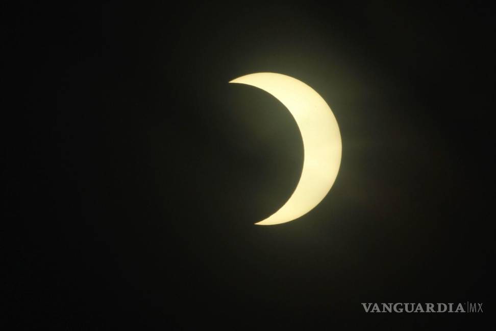 $!Fase de eclipse anular que inició a las 11:22 horas y alcanzó su punto máximo a las 11:24 en CDMX.