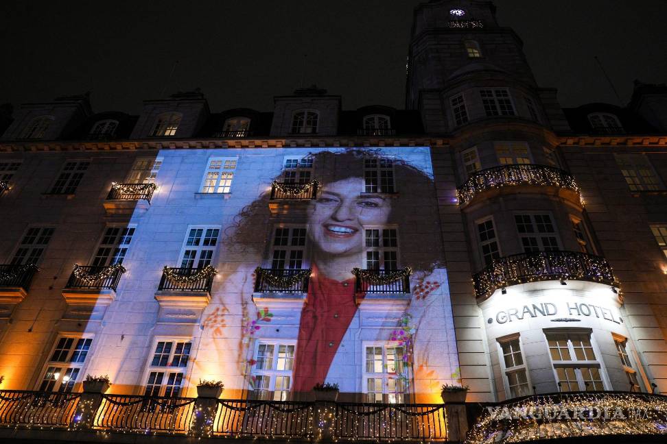 $!Una imagen de Narges Mohammadi, ganadora del Premio Nobel de la Paz 2023, se proyecta en la fachada del Grand Hotel antes del banquete del Nobel en Oslo.