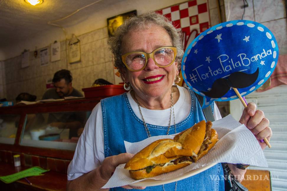 $!Comen tortas para salvar histórico negocio en la Ciudad de México
