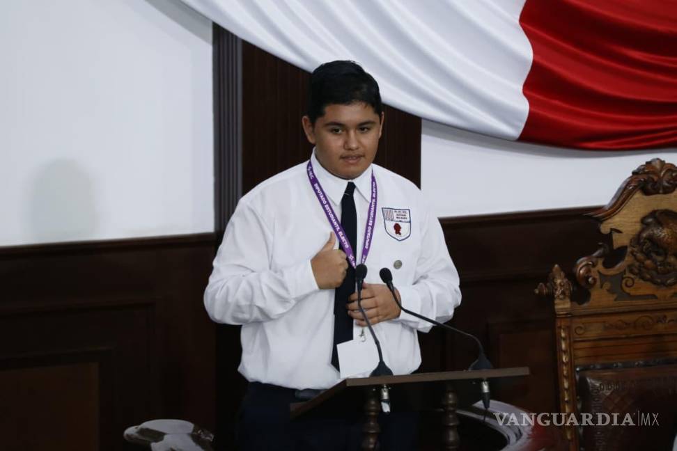 $!Carlos Ramírez, alumno de Allende y persona sorda, propuso que las escuelas normales incluyan la enseñanza de la Lengua de Señas Mexicana en su plan de estudios, con el objetivo de fortalecer la inclusión educativa en Coahuila.